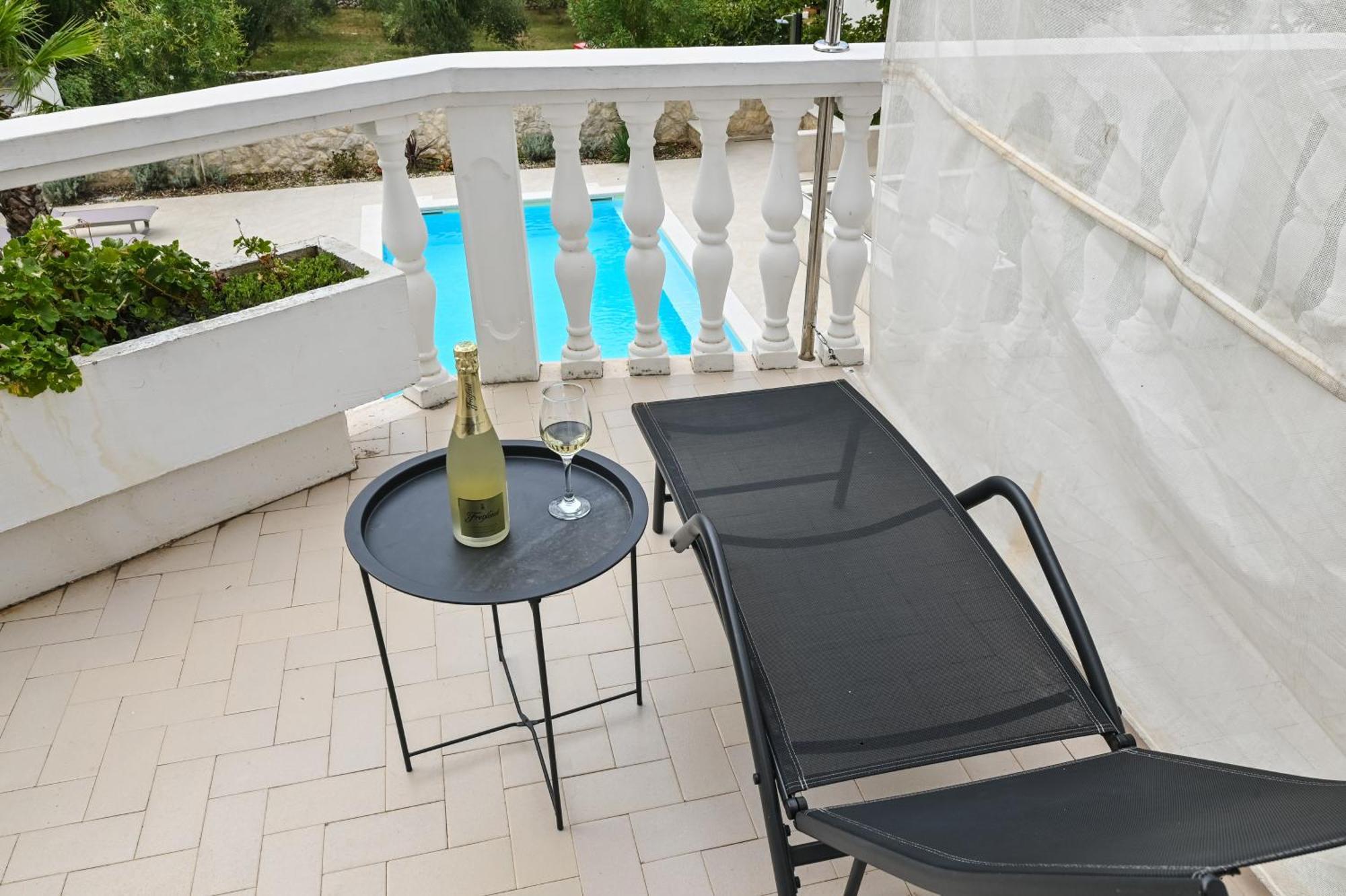 Seagull Pool Apartments & Studios Novalja Rom bilde