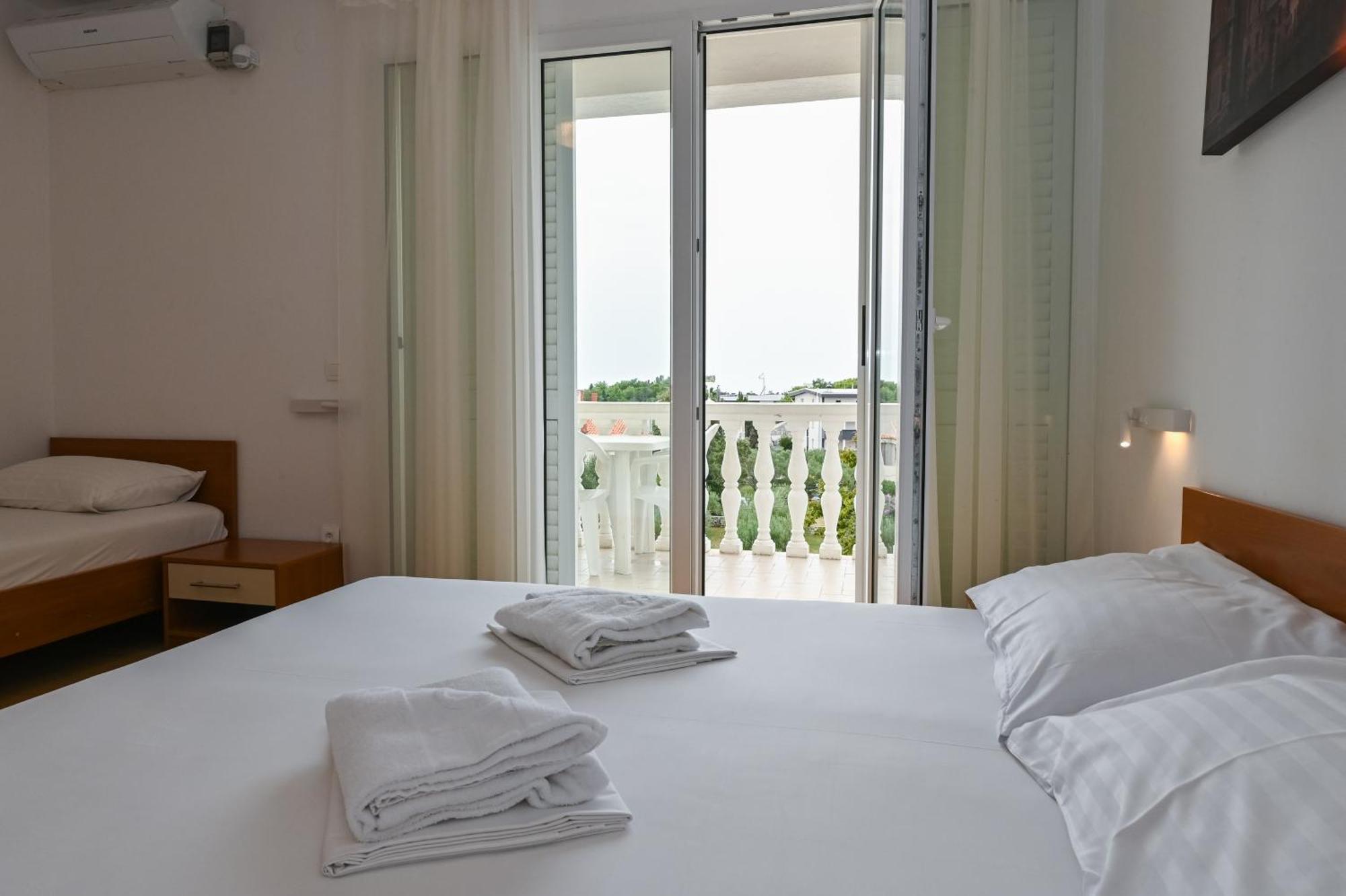 Seagull Pool Apartments & Studios Novalja Rom bilde