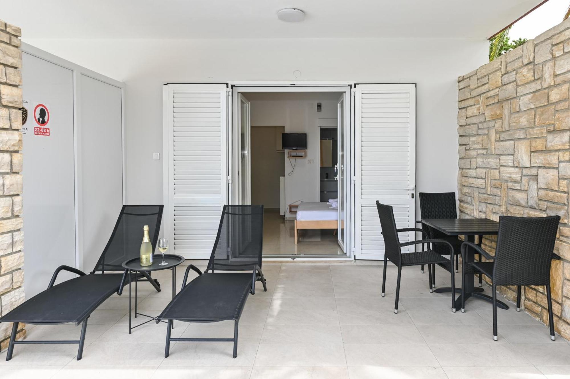 Seagull Pool Apartments & Studios Novalja Rom bilde
