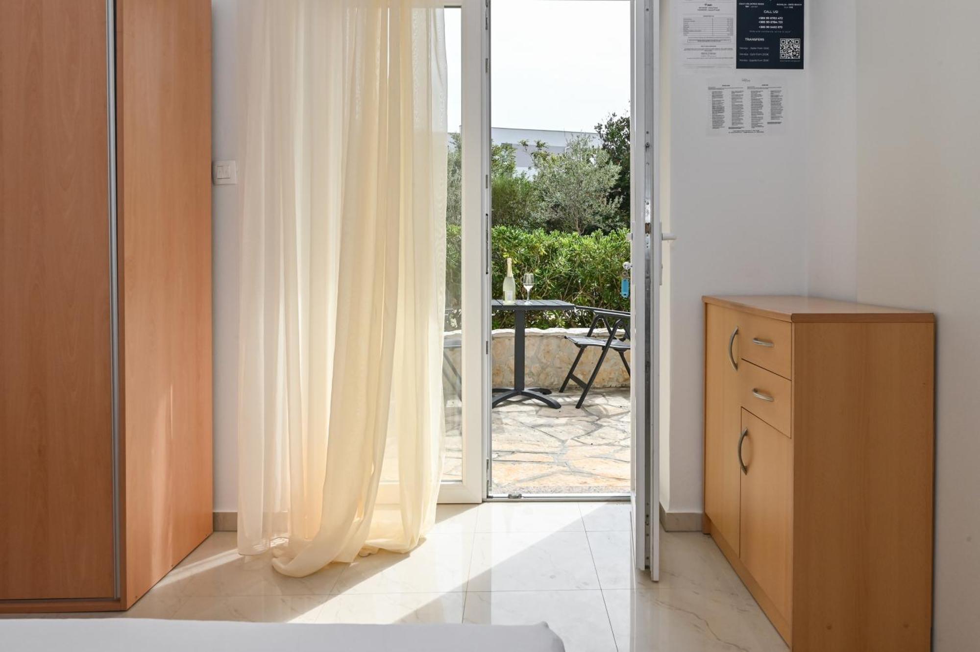 Seagull Pool Apartments & Studios Novalja Rom bilde