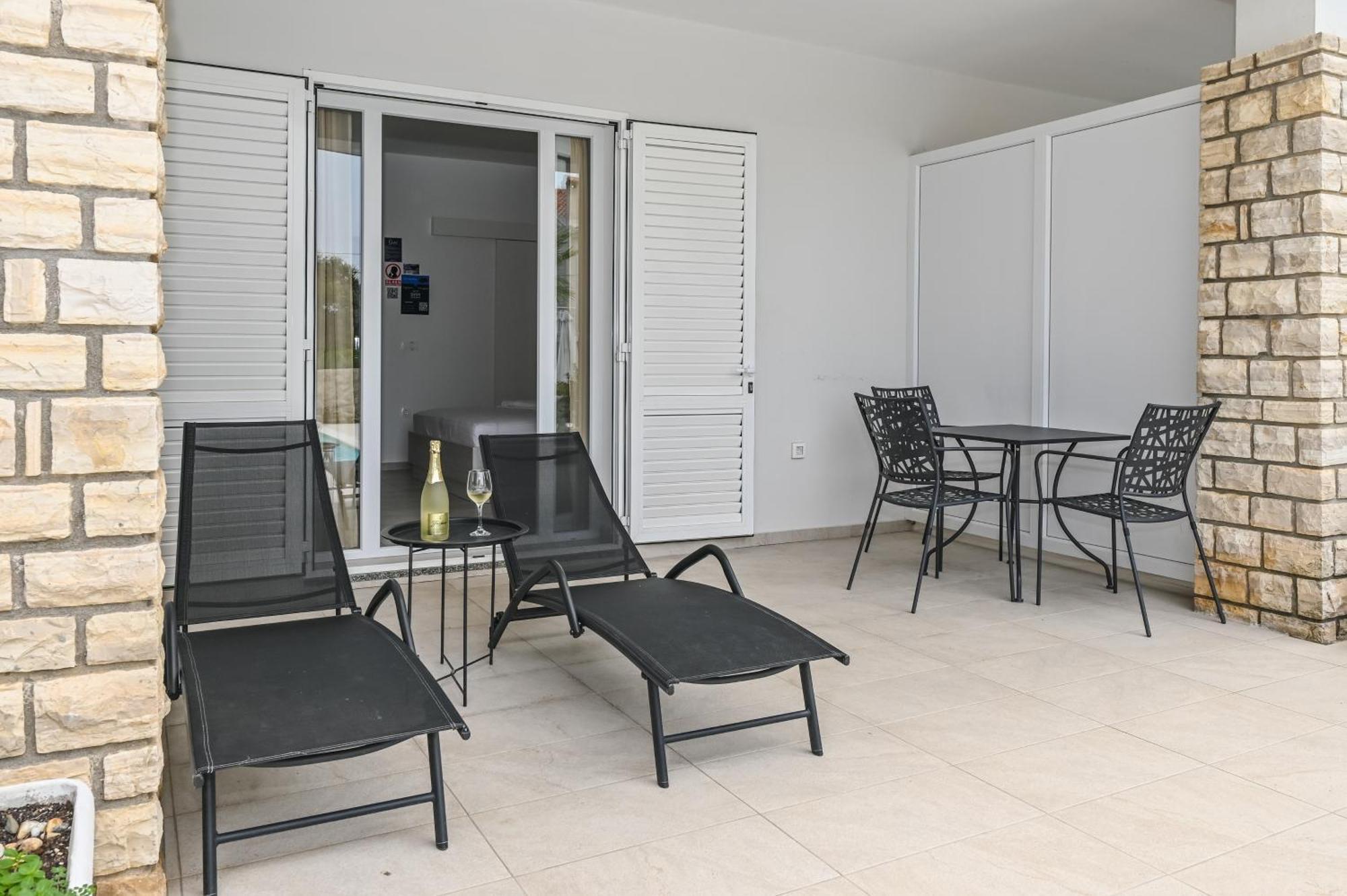 Seagull Pool Apartments & Studios Novalja Rom bilde